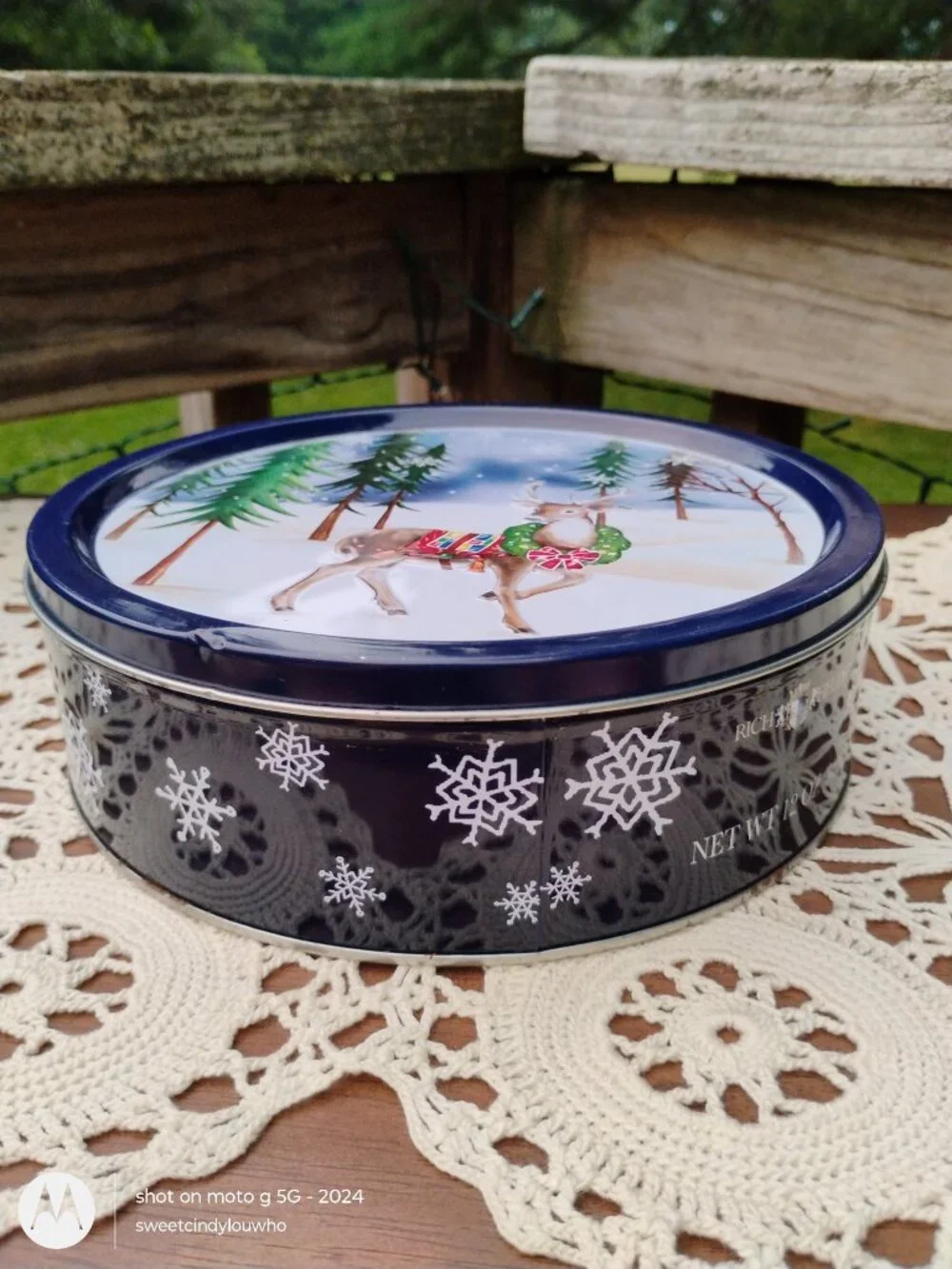 Rich Fields Butter Cookies Tin Reindeer with wreath in winter scene made 2010